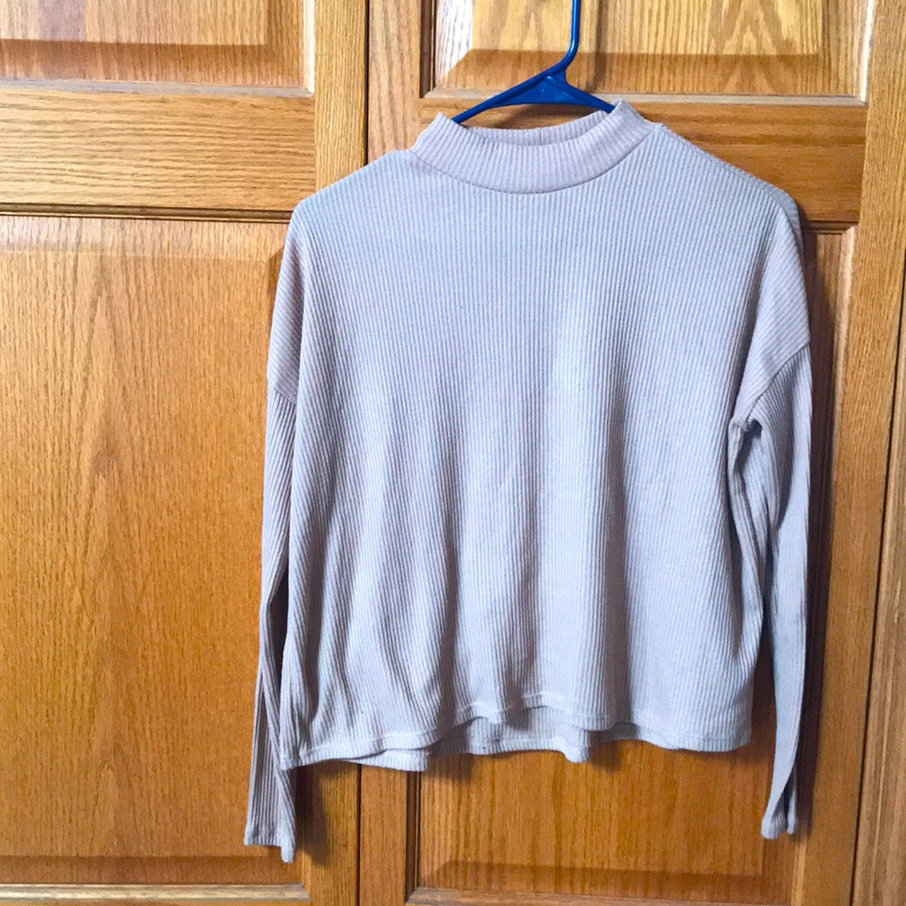 H & M ribbed long sleeved shirt. Waist length. Dark tan color.